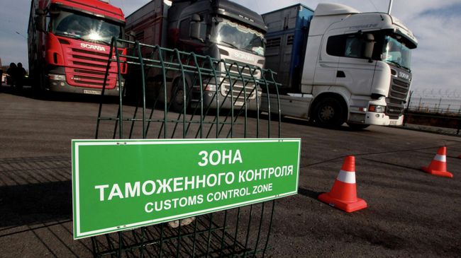Грузовые автомобили в зоне таможенного контроля