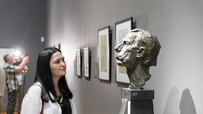Посетительница на выставке Велимир Хлебников. Король времени