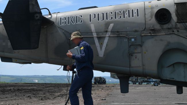 Техник выполняет предполетную проверку ударного вертолета Ка-52 ВКС России на аэродроме базирования в зоне проведения специальной военной операции на Украине