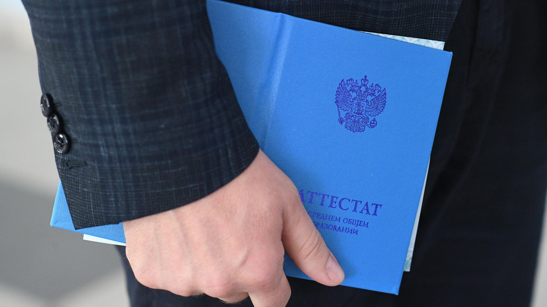 Выпускник держит аттестат о среднем общем образовании образца РФ в общеобразовательной школе № 15 в Мелитополе Выпускник держит аттестат о среднем общем образовании образца РФ в общеобразовательной школе № 15 в Мелитополе - РИА Новости, 1920, 09.07.2022