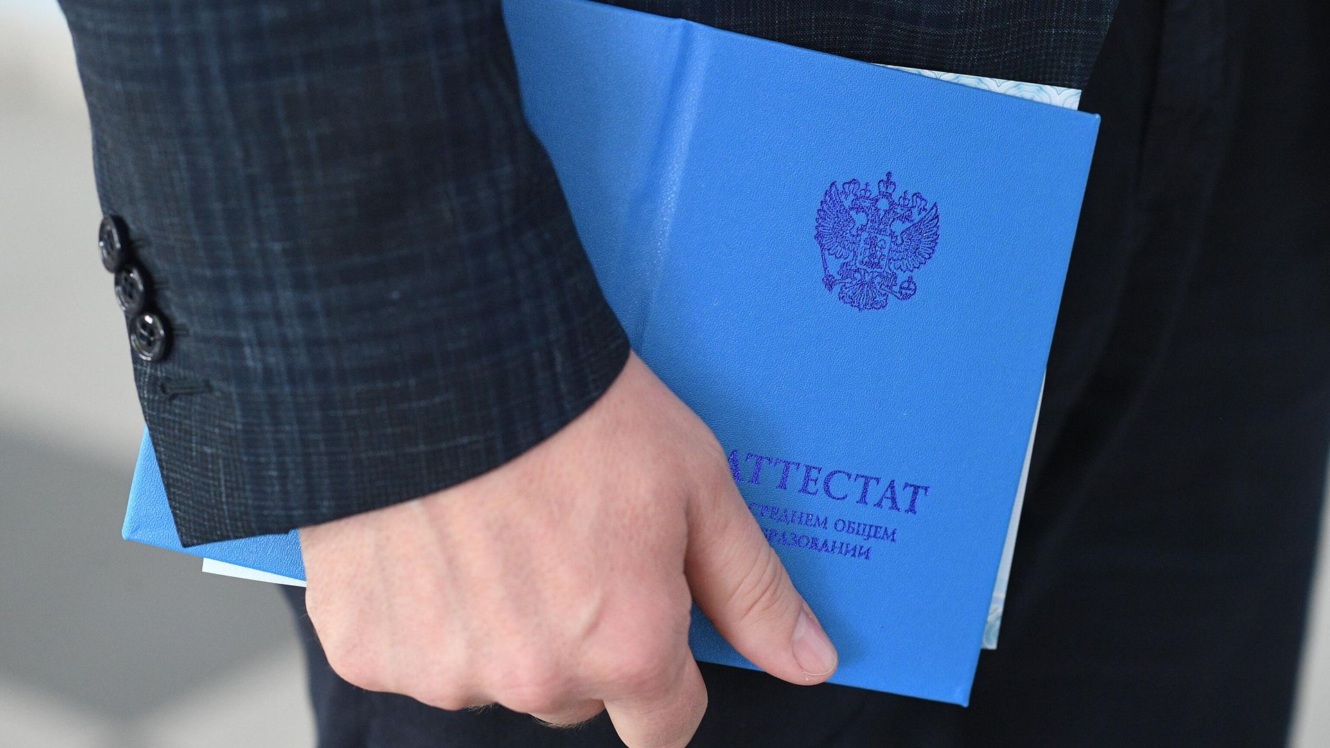 Выпускник держит аттестат о среднем общем образовании образца РФ в общеобразовательной школе № 15 в Мелитополе Выпускник держит аттестат о среднем общем образовании образца РФ в общеобразовательной школе № 15 в Мелитополе - РИА Новости, 1920, 29.06.2022