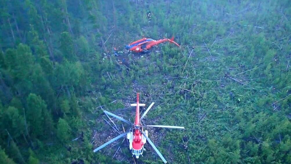 Вертолет Ми-8 (сверху), совершивший жесткую посадку в Якутии - РИА Новости, 1920, 30.06.2022