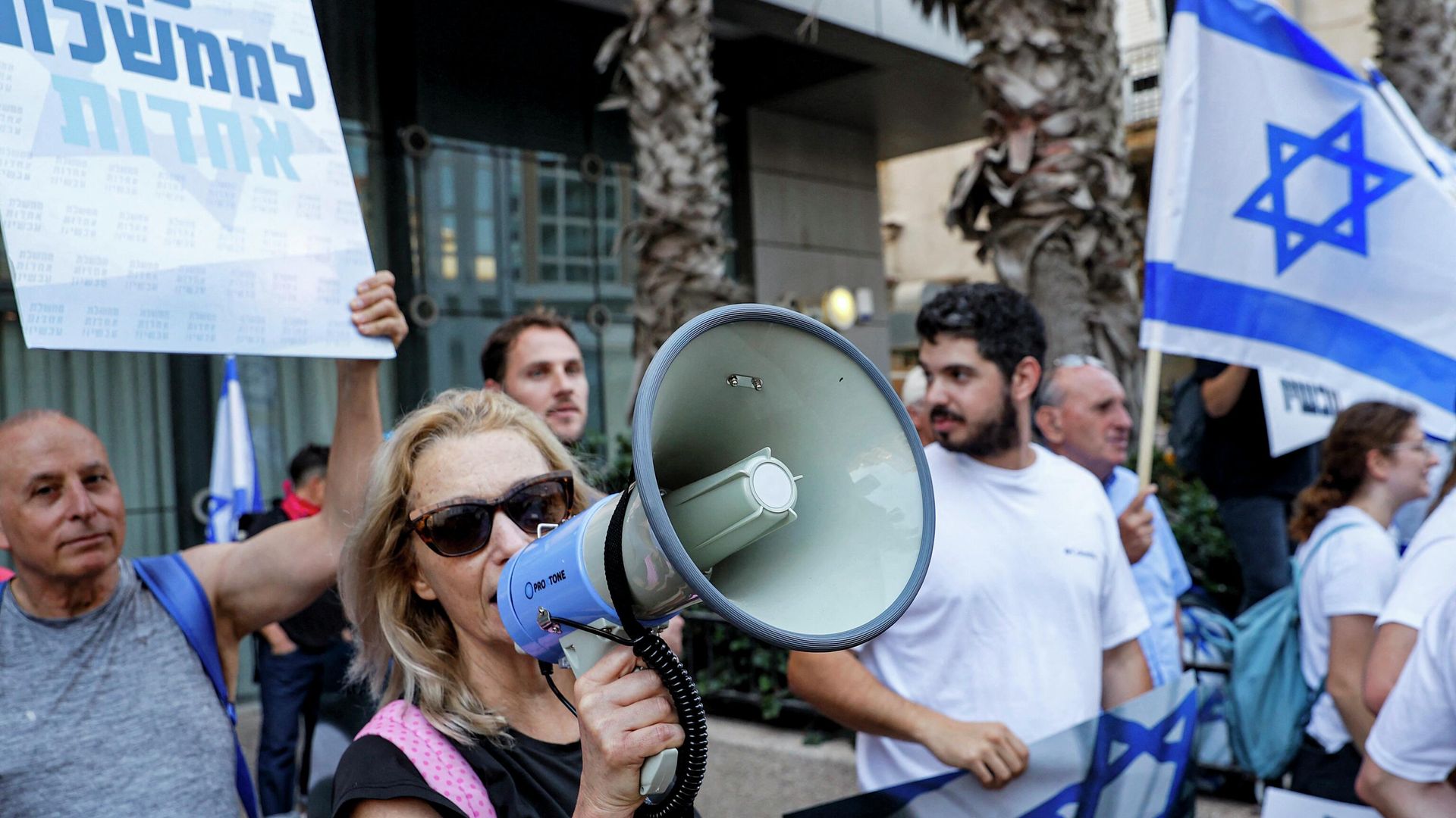 Сторонник израильской правительственной коалиции во время митинга в Тель-Авиве Сторонник израильской правительственной коалиции во время митинга в Тель-Авиве - РИА Новости, 1920, 30.06.2022