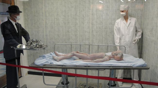 Инсталляция Вскрытие пришельца в Розуэлльском музее НЛО Инсталляция Вскрытие пришельца в Розуэлльском музее НЛО