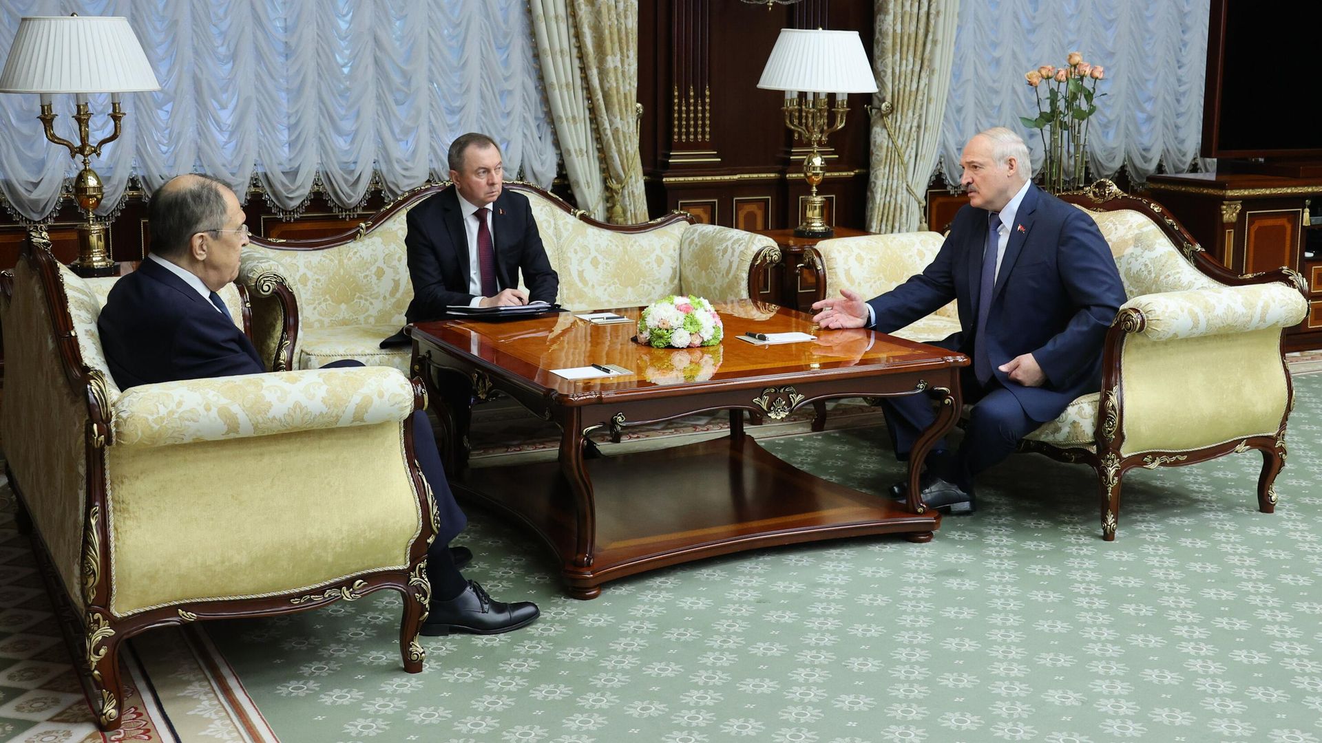 Министр иностранных дел РФ Сергей Лавров во время встречи с президентом Белоруссии Александром Лукашенко во Дворце Независимости в Минске. 30 июня 2022 Министр иностранных дел РФ Сергей Лавров во время встречи с президентом Белоруссии Александром Лукашенко во Дворце Независимости в Минске. 30 июня 2022 - РИА Новости, 1920, 30.06.2022