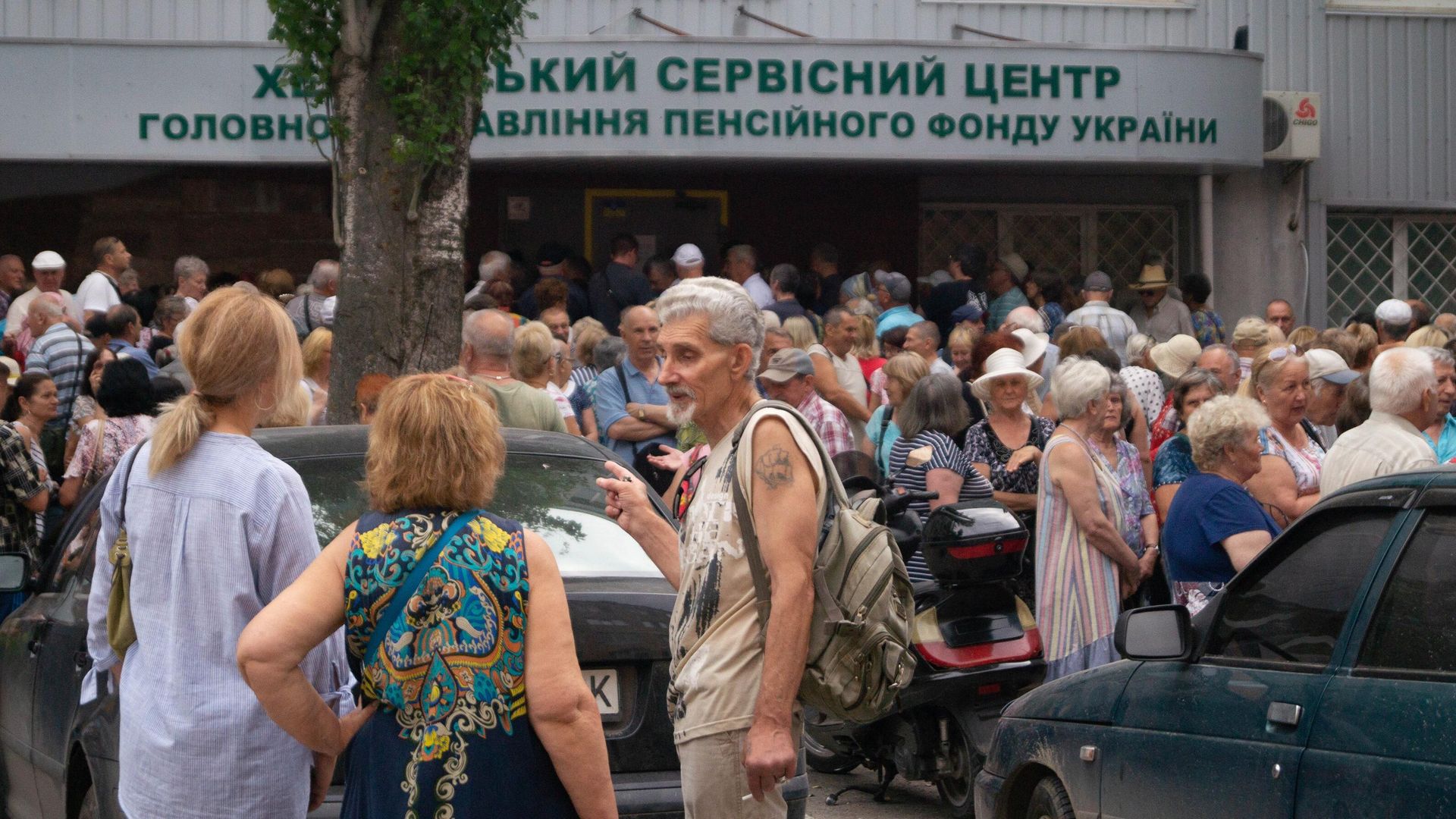 Люди стоят в очереди в офис пенсионного фонда в Херсоне, возобновившего работу Люди стоят в очереди в офис пенсионного фонда в Херсоне, возобновившего работу - РИА Новости, 1920, 30.06.2022