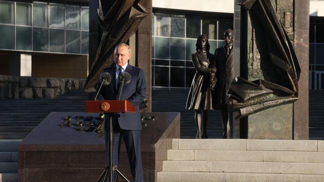Президент России Владимир Путин выступает у памятника Отечество, доблесть, честь рядом со штаб-квартирой Службы внешней разведки Президент России Владимир Путин выступает у памятника Отечество, доблесть, честь рядом со штаб-квартирой Службы внешней разведки