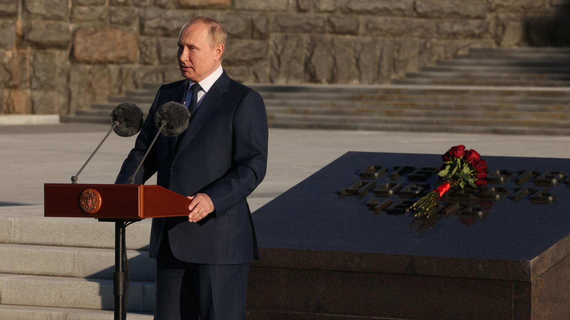 Президент России Владимир Путин выступает у памятника Отечество, доблесть, честь рядом со штаб-квартирой Службы внешней разведки Президент России Владимир Путин выступает у памятника Отечество, доблесть, честь рядом со штаб-квартирой Службы внешней разведки - РИА Новости, 1920, 30.06.2022