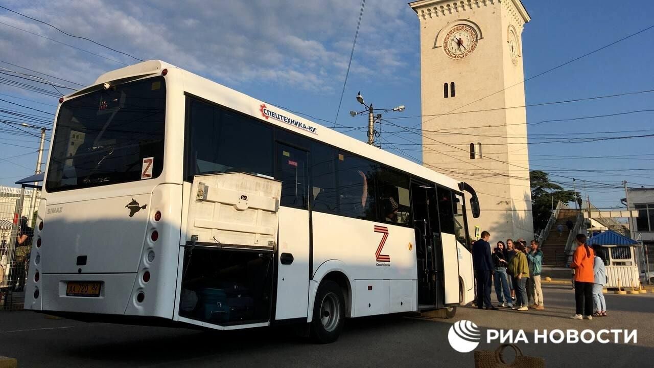 Первый за восемь лет автобус отправился из Херсона в Симферополь Первый за восемь лет автобус отправился из Херсона в Симферополь - РИА Новости, 1920, 01.07.2022