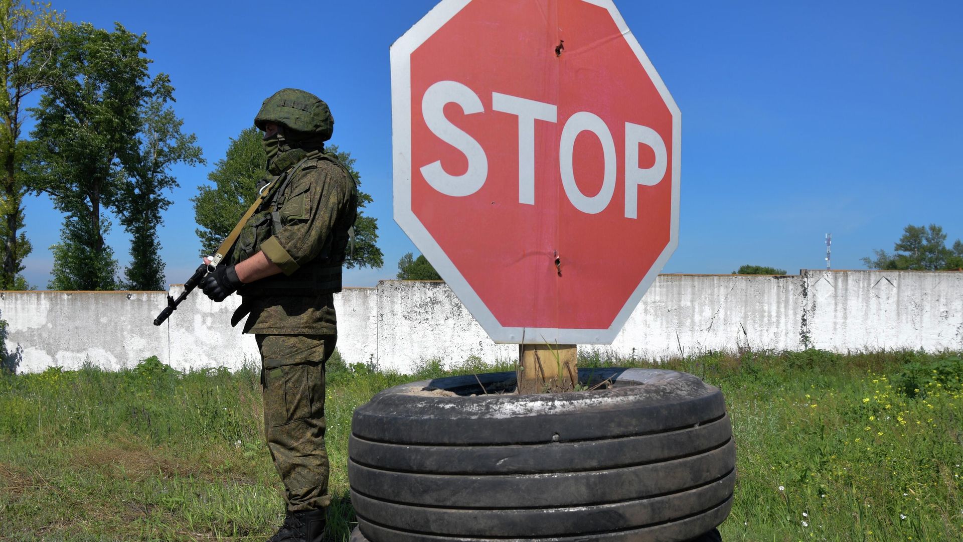 Блокпост Вооруженных сил РФ на въезде в населенный пункт в Харьковской области в зоне проведения специальной военной операции Блокпост Вооруженных сил РФ на въезде в населенный пункт в Харьковской области в зоне проведения специальной военной операции - РИА Новости, 1920, 31.10.2022