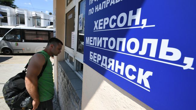 Пассажир у кассы, где началась продажа билетов на автобусы, выполняющие рейсы из Симферополя в Херсон, Мелитополь и Бердянск