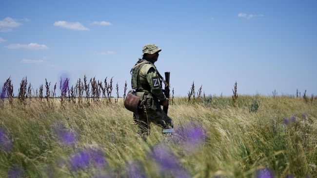 Военнослужащий ВС РФ во время сбора урожая пшеницы в Мелитопольском районе Запорожской области Военнослужащий ВС РФ во время сбора урожая пшеницы в Мелитопольском районе Запорожской области