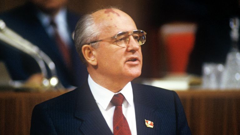 Генеральный секретарь ЦК КПСС, Президент СССР Михаил Сергеевич Горбачев во время выступления с докладом Политический отчет ЦК КПСС XXVIII съезду КПСС и задачи партии Генеральный секретарь ЦК КПСС, Президент СССР Михаил Сергеевич Горбачев во время выступления с докладом Политический отчет ЦК КПСС XXVIII съезду КПСС и задачи партии