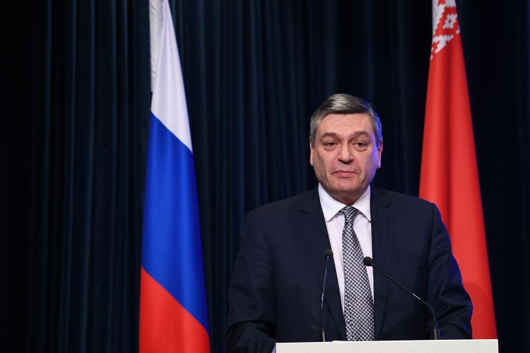 Москва и Минск смогут вместе преодолеть экономический кризис и будут создавать инструменты противодействия санкционному давлению, - подчеркнул в своем выступлении замглавы МИД РФ Андрей Руденко. Москва и Минск смогут вместе преодолеть экономический кризис и будут создавать инструменты противодействия санкционному давлению, - подчеркнул в своем выступлении замглавы МИД РФ Андрей Руденко.