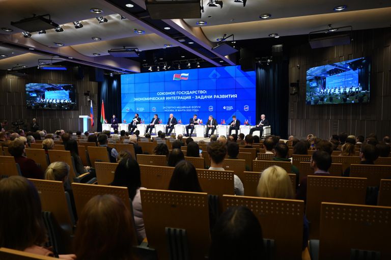 Экспертно-медийный форум Союзное Государство: экономическая интеграция – задачи развития прошел на площадке Россия сегодня в преддверии Дня единения народов Беларуси и России, который отмечается 2 апреля. Форум проходил в онлайн-режиме – одновременно в Москве и в Минске. Экспертно-медийный форум Союзное Государство: экономическая интеграция – задачи развития прошел на площадке Россия сегодня в преддверии Дня единения народов Беларуси и России, который отмечается 2 апреля. Форум проходил в онлайн-режиме – одновременно в Москве и в Минске.