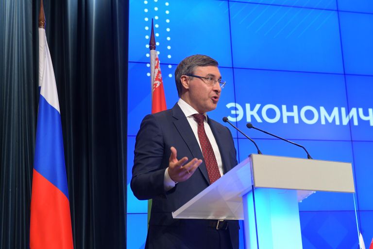 О планах масштабирования совместных проектов с Белоруссией, в частности, проекта Летний университет рассказал глава Минобрнауки РФ Валерий Фальков. Проект был запущен в прошлом году. Более 600 школьников и студентов из Белоруссии посетили лучшие университеты РФ. О планах масштабирования совместных проектов с Белоруссией, в частности, проекта Летний университет рассказал глава Минобрнауки РФ Валерий Фальков. Проект был запущен в прошлом году. Более 600 школьников и студентов из Белоруссии посетили лучшие университеты РФ.
