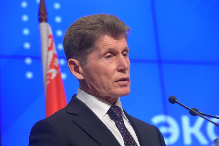 Порты Приморского края готовы принять товары из Белоруссии, чтобы отправлять их в Китай, -заверил губернатор края Олег Кожемяко. По его словам, регион готов посодействовать отправке 9 миллионов тонн белорусской продукции. Также Приморье готово заменить корейские и японские тракторы на белорусские. Порты Приморского края готовы принять товары из Белоруссии, чтобы отправлять их в Китай, -заверил губернатор края Олег Кожемяко. По его словам, регион готов посодействовать отправке 9 миллионов тонн белорусской продукции. Также Приморье готово заменить корейские и японские тракторы на белорусские.