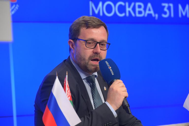 Нас много лет убеждали, что наша молодежь ориентирована на общество потребления, что у них другие ценности. Однако мы видим, что у нас много молодых людей, готовых совершать подвиги, - заявил ректор Государственного академического университета гуманитарных наук Денис Фомин-Нилов. Нас много лет убеждали, что наша молодежь ориентирована на общество потребления, что у них другие ценности. Однако мы видим, что у нас много молодых людей, готовых совершать подвиги, - заявил ректор Государственного академического университета гуманитарных наук Денис Фомин-Нилов.