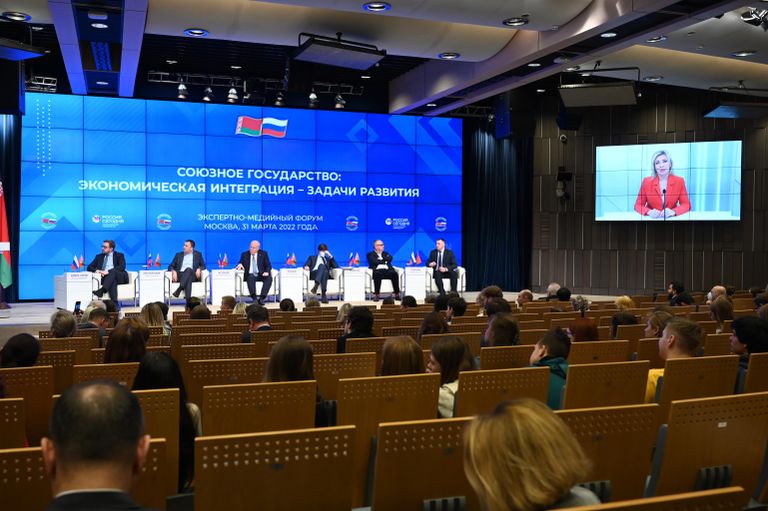 Официальный представитель МИД РФ Мария Захарова отметила на форуме, что для всех должно стать поучительным уроком то, как Запад умудрился внедрить в общественную жизнь целого государства (Украины) ядовитые идеи нацизма, фашизма. Официальный представитель МИД РФ Мария Захарова отметила на форуме, что для всех должно стать поучительным уроком то, как Запад умудрился внедрить в общественную жизнь целого государства (Украины) ядовитые идеи нацизма, фашизма.