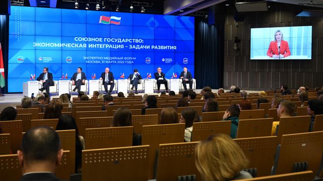 Официальный представитель МИД РФ Мария Захарова отметила на форуме, что для всех должно стать поучительным уроком то, как Запад умудрился внедрить в общественную жизнь целого государства (Украины) ядовитые идеи нацизма, фашизма. Официальный представитель МИД РФ Мария Захарова отметила на форуме, что для всех должно стать поучительным уроком то, как Запад умудрился внедрить в общественную жизнь целого государства (Украины) ядовитые идеи нацизма, фашизма.