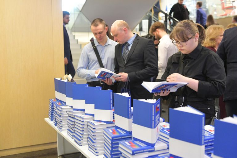 Сегодня Союзное государство реализует множество просветительских проектов. Например, ежегодно растет число участников конкурса школьных сочинений Без срока давности, указали участники обсуждения. Сегодня Союзное государство реализует множество просветительских проектов. Например, ежегодно растет число участников конкурса школьных сочинений Без срока давности, указали участники обсуждения.