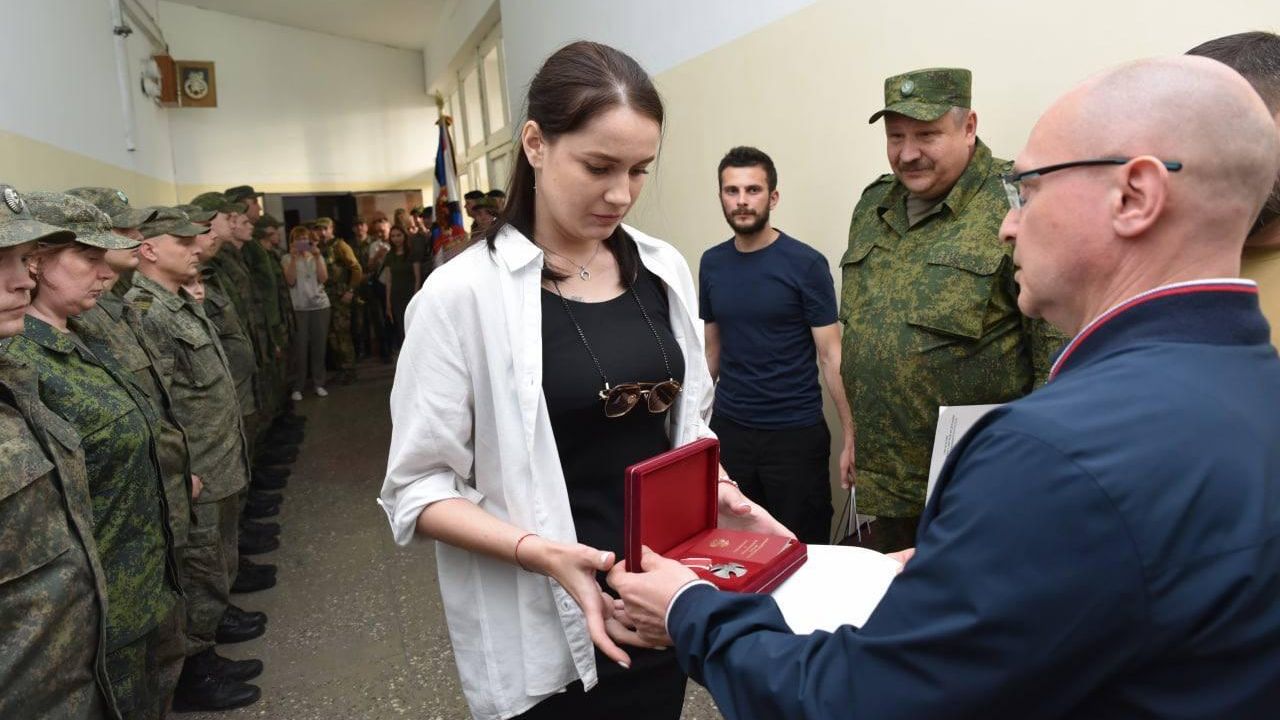 Заместитель руководителя администрации президента России Сергей Кириенко передал орден Мужества вдове Арсена Павлова Заместитель руководителя администрации президента России Сергей Кириенко передал орден Мужества вдове Арсена Павлова - РИА Новости, 1920, 02.07.2022