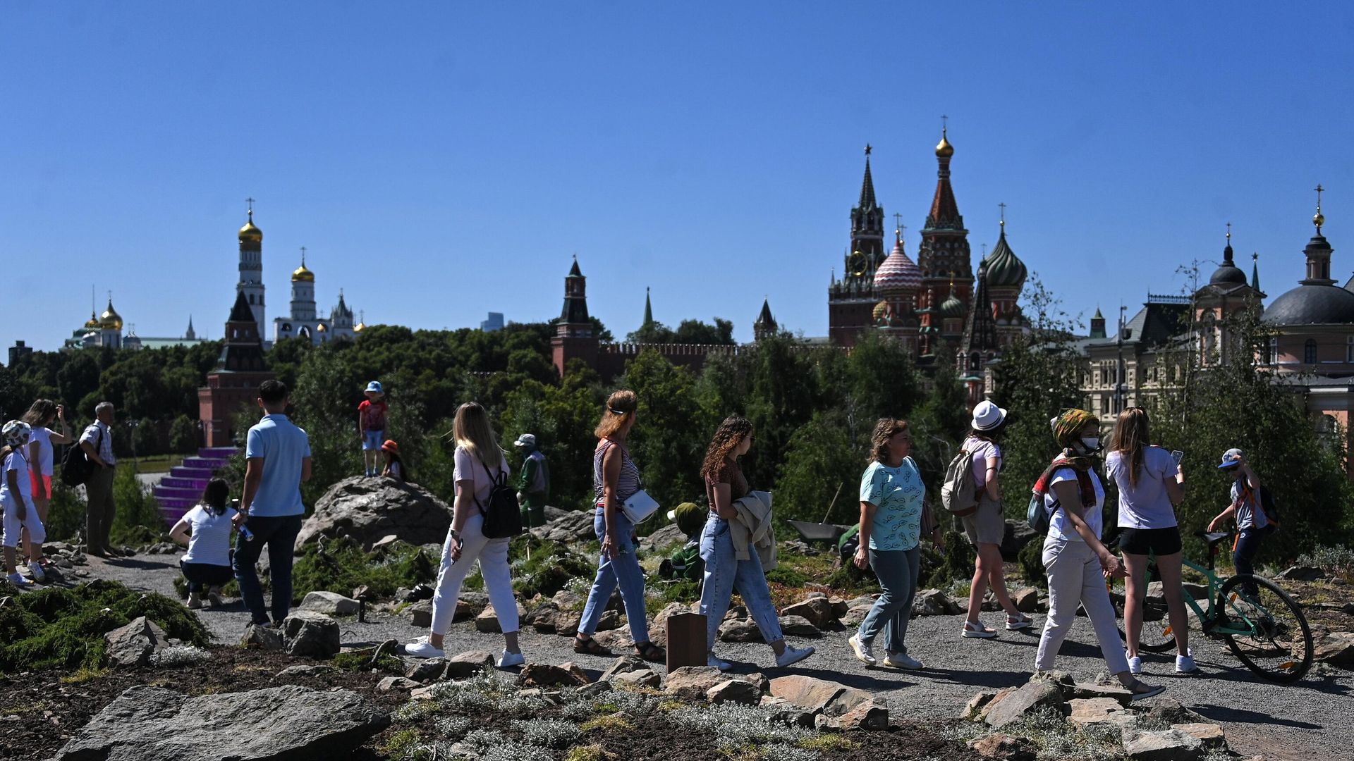 Туристы в природно-ландшафтном парке Зарядье в Москве Туристы в природно-ландшафтном парке Зарядье в Москве - РИА Новости, 1920, 24.07.2022