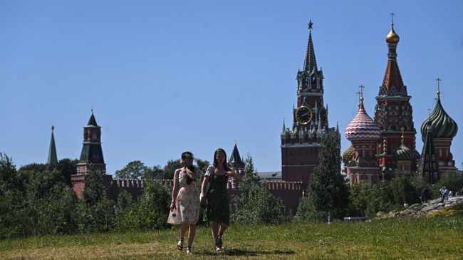 Девушки гуляют в природно-ландшафтном парке Зарядье в Москве