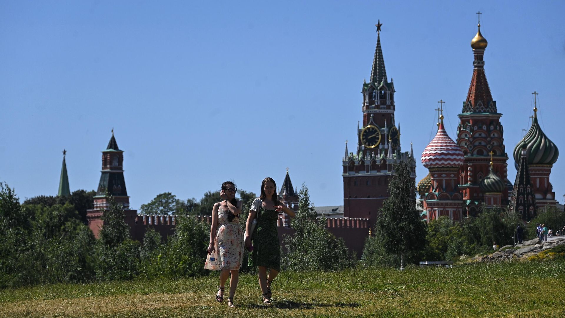 Девушки гуляют в природно-ландшафтном парке Зарядье в Москве Девушки гуляют в природно-ландшафтном парке Зарядье в Москве - РИА Новости, 1920, 17.06.2023