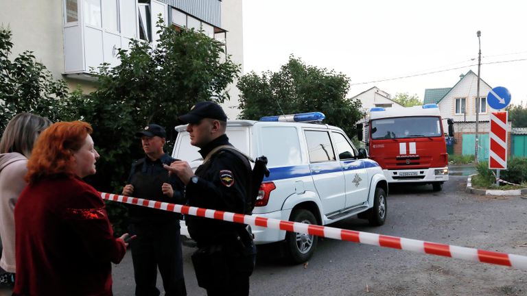 Местные жители и полицейские у поврежденного жилого дома в Белгороде Местные жители и полицейские у поврежденного жилого дома в Белгороде