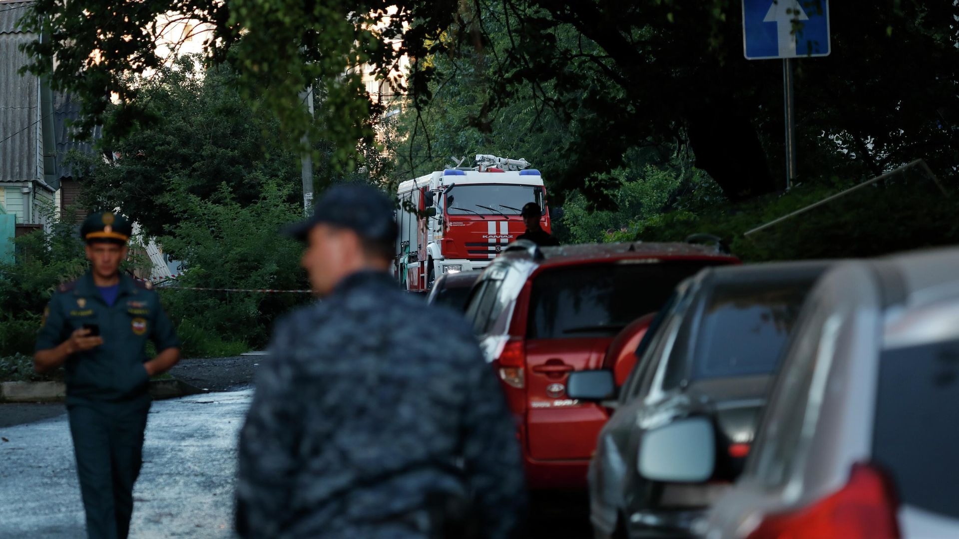 Сотрудники МЧС РФ рядом с пострадавшими жилыми домами в Белгороде Сотрудники МЧС РФ рядом с пострадавшими жилыми домами в Белгороде - РИА Новости, 1920, 03.07.2022