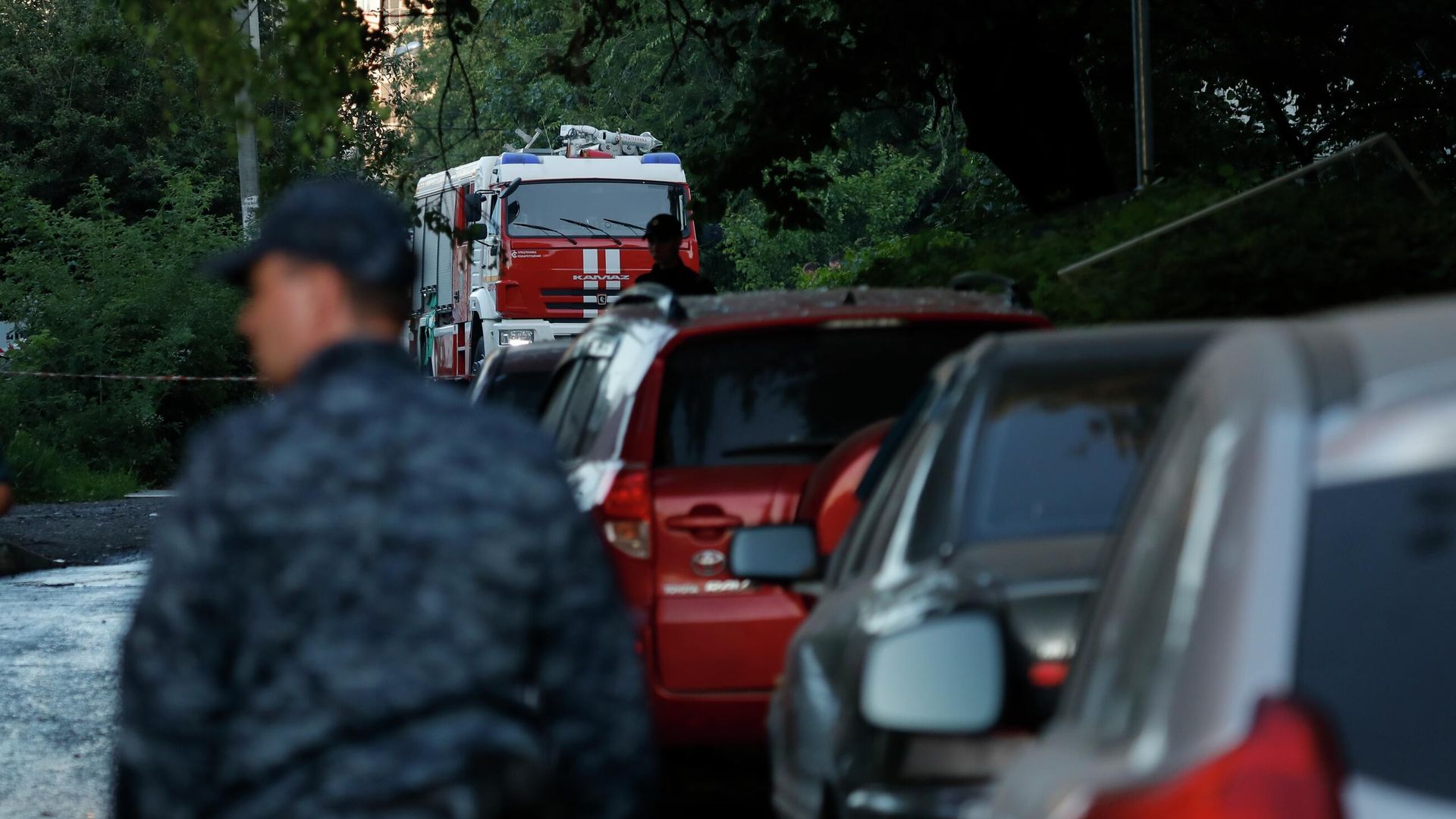 Сотрудники МЧС России рядом с пострадавшими жилыми домами в Белгороде Сотрудники МЧС России рядом с пострадавшими жилыми домами в Белгороде - РИА Новости, 1920, 17.09.2022