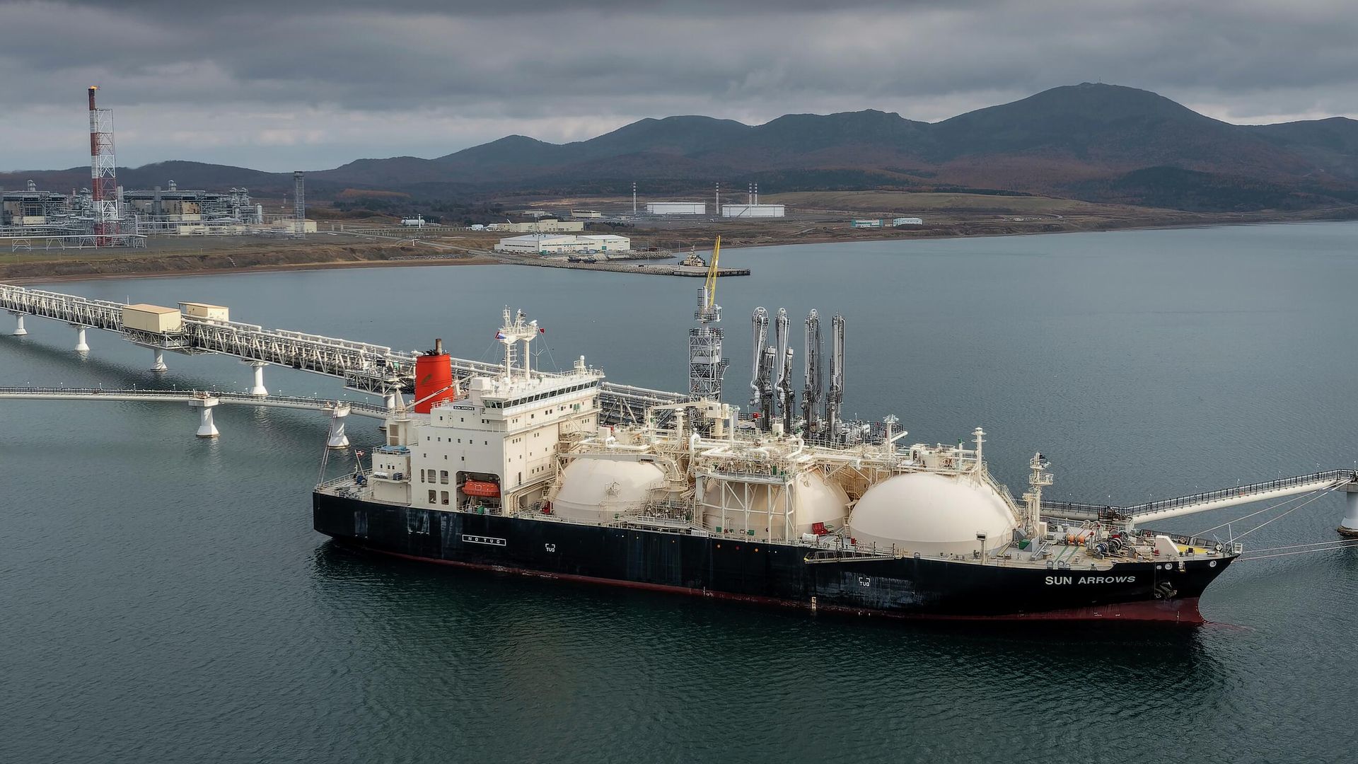 Танкер Sun Arrows на терминале по отгрузке СПГ проекта Сахалин-2 в порту Пригородное - РИА Новости, 1920, 31.10.2022