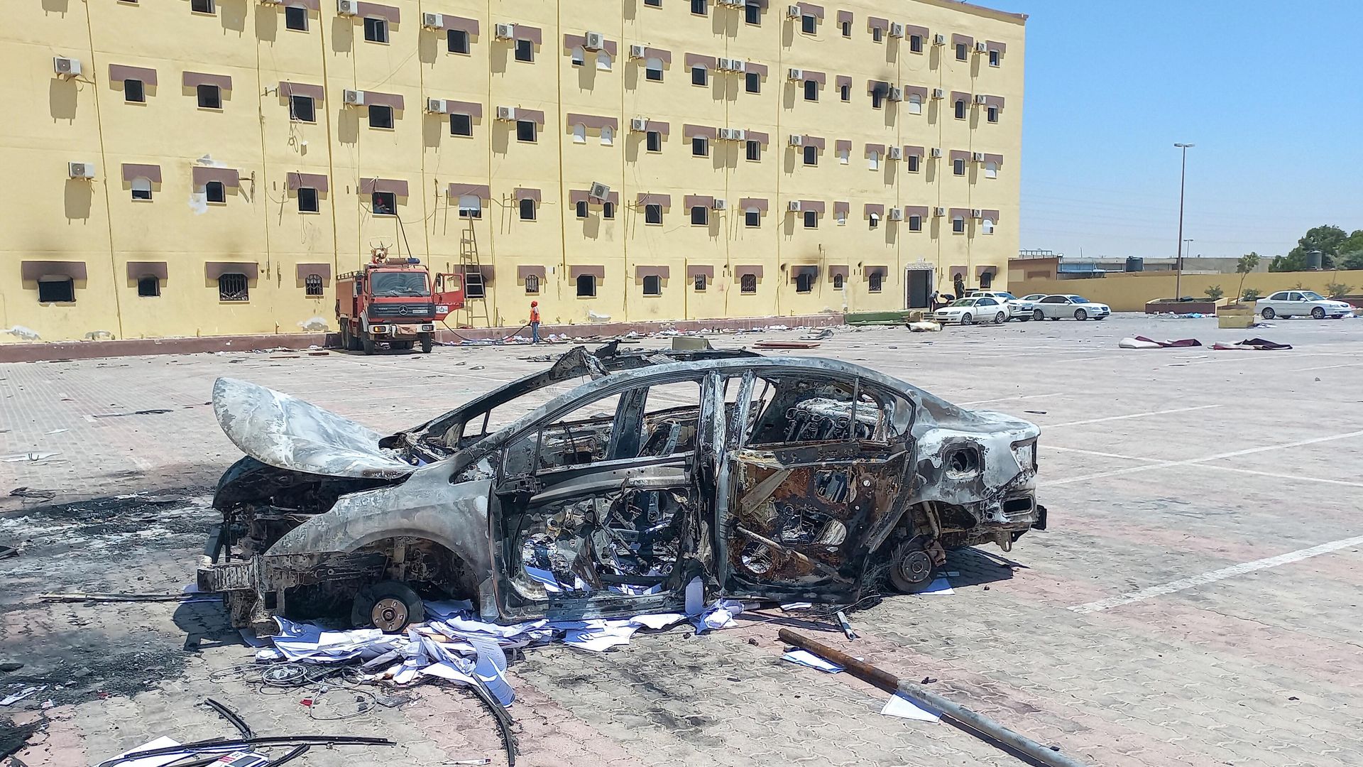 Автомобиль, сгоревший в результате протестов, возле здания палаты представителей в городе Тобрук, Ливия Автомобиль, сгоревший в результате протестов, возле здания палаты представителей в городе Тобрук, Ливия - РИА Новости, 1920, 03.07.2022