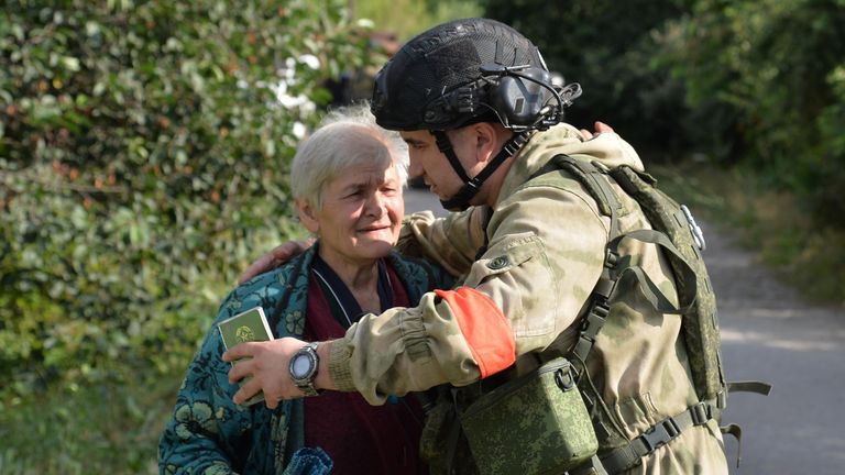 Мирная жительница встречает бойцов Народной милиции ЛНР на окраине Лисичанска Мирная жительница встречает бойцов Народной милиции ЛНР на окраине Лисичанска