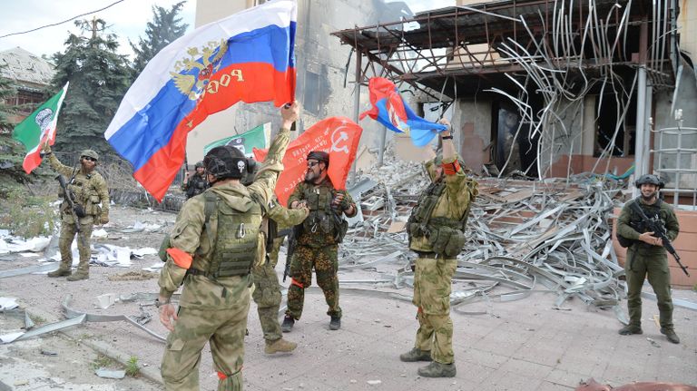 Бойцы 6-го казачего полка имени Платова ЛНР и специального полка полиции имени Героя России Ахмата-Хаджи Кадырова у здания администрации в Лисичанске Бойцы 6-го казачего полка имени Платова ЛНР и специального полка полиции имени Героя России Ахмата-Хаджи Кадырова у здания администрации в Лисичанске