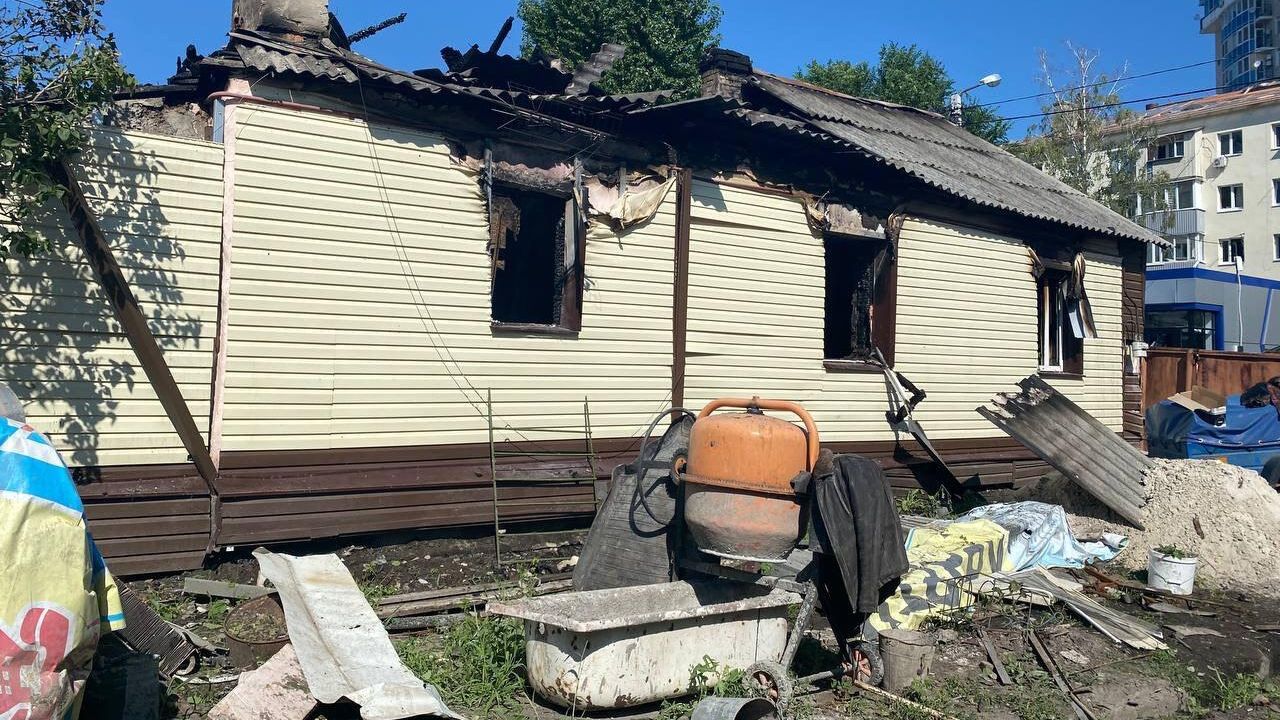 Поврежденный дом в Белгороде Поврежденный дом в Белгороде - РИА Новости, 1920, 06.07.2022