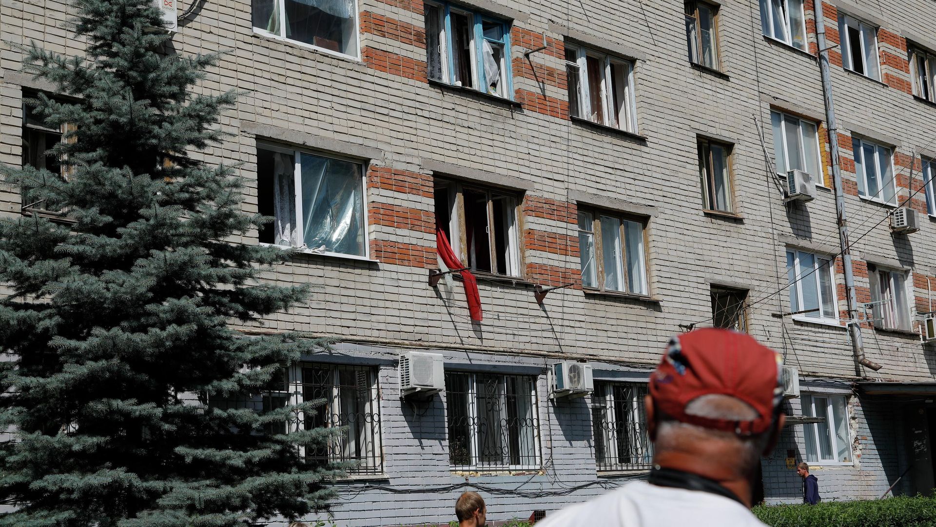 Выбитые стекла в окнах жилого дома в Белгороде Выбитые стекла в окнах жилого дома в Белгороде - РИА Новости, 1920, 03.07.2022