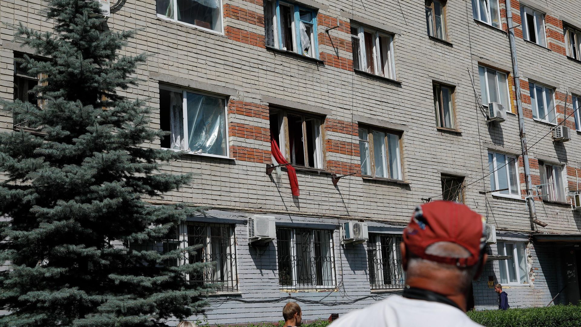 Выбитые стекла в окнах жилого дома в Белгороде Выбитые стекла в окнах жилого дома в Белгороде - РИА Новости, 1920, 03.07.2022