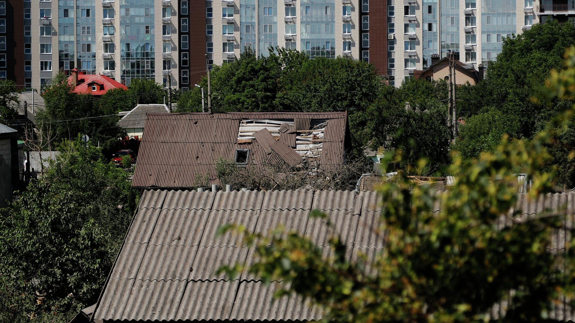 Поврежденная крыша частного дома в Белгороде Поврежденная крыша частного дома в Белгороде - РИА Новости, 1920, 03.07.2022