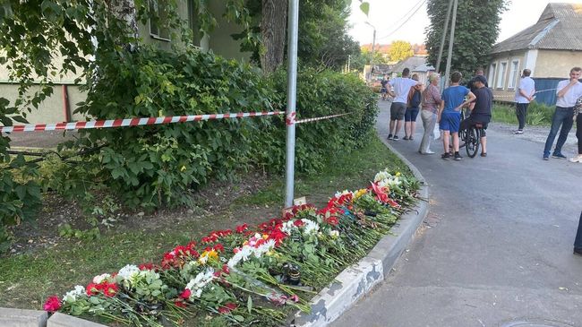 Импровизированный мемориал на пересечении улиц Маяковского и Попова в Белгороде