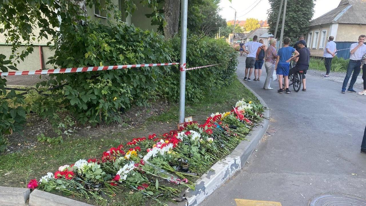 Импровизированный мемориал на пересечении улиц Маяковского и Попова в Белгороде Импровизированный мемориал на пересечении улиц Маяковского и Попова в Белгороде - РИА Новости, 1920, 04.07.2022