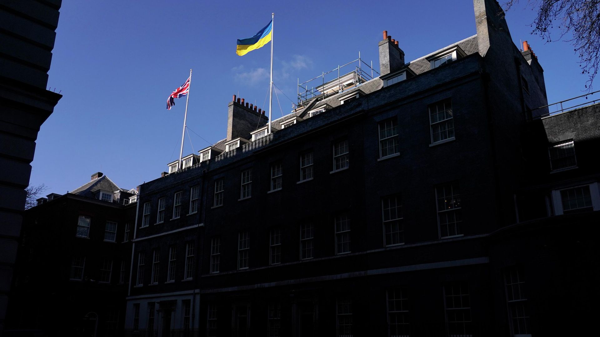 Флаги Великобритании и Украины на здании резиденции премьер-министра в Лондоне - РИА Новости, 1920, 11.04.2025