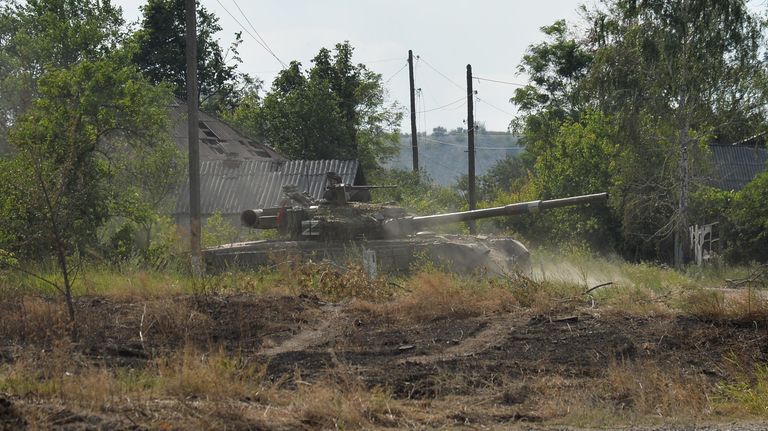 Танк Т-80 Народной милиции ЛНР на окраине Лисичанска Танк Т-80 Народной милиции ЛНР на окраине Лисичанска