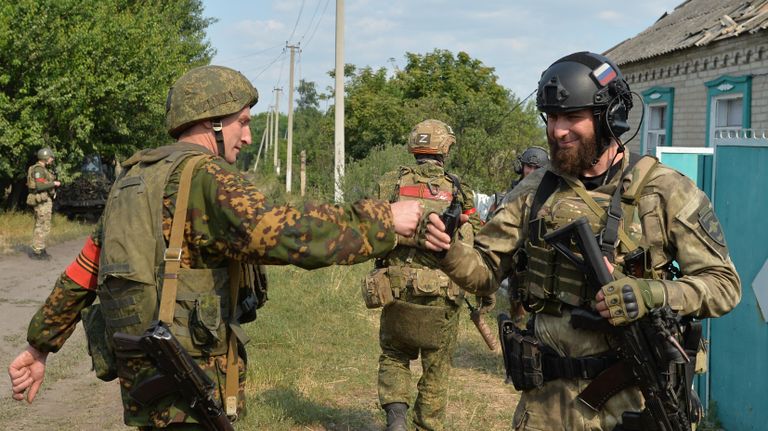 Встреча бойцов 6-го казачего полка имени Платова ЛНР и специального полка полиции имени Героя России Ахмата-Хаджи Кадырова на окраине Лисичанска Встреча бойцов 6-го казачего полка имени Платова ЛНР и специального полка полиции имени Героя России Ахмата-Хаджи Кадырова на окраине Лисичанска