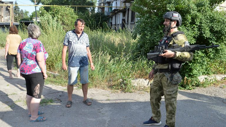 Боец специального полка полиции имени Героя России Ахмата-Хаджи Кадырова общается с местными жителями в Лисичанске Боец специального полка полиции имени Героя России Ахмата-Хаджи Кадырова общается с местными жителями в Лисичанске