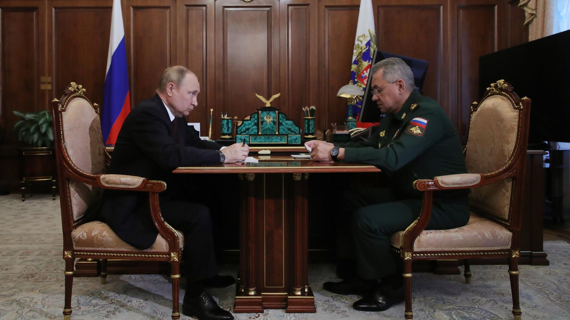 Президент РФ Владимир Путин и министр обороны РФ Сергей Шойгу во время встречи Президент РФ Владимир Путин и министр обороны РФ Сергей Шойгу во время встречи - РИА Новости, 1920, 10.11.2022