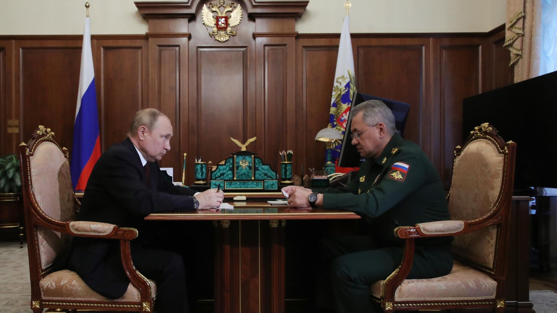 Президент РФ Владимир Путин и министр обороны РФ Сергей Шойгу Президент РФ Владимир Путин и министр обороны РФ Сергей Шойгу - РИА Новости, 1920, 27.10.2022