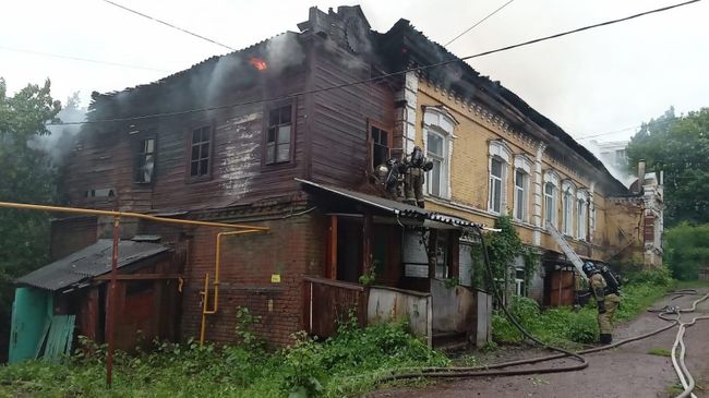 Сотрудники МЧС во время ликвидации пожара в историческом особняке Шамовых в Уфе