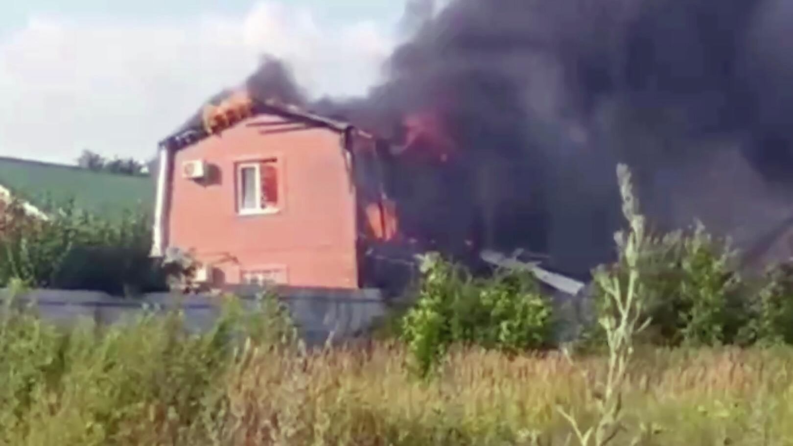 Пожар на месте падения беспилотника в Таганроге. Кадр из видео очевидца Пожар на месте падения беспилотника в Таганроге. Кадр из видео очевидца - РИА Новости, 1920, 04.07.2022